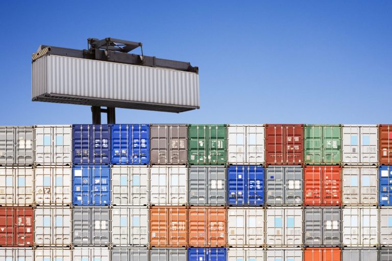 Container wird gelöscht und gestapelt